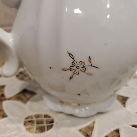Vintage Royal Crown Porcelain Teapot with Floral & Gold Accents - Picture 8 of 9